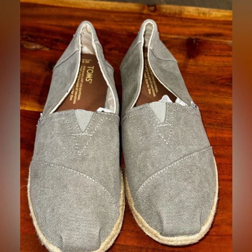 TOMS NOW THATS A WRAP Gray Slip-On Shoes SZ 9 NWOT